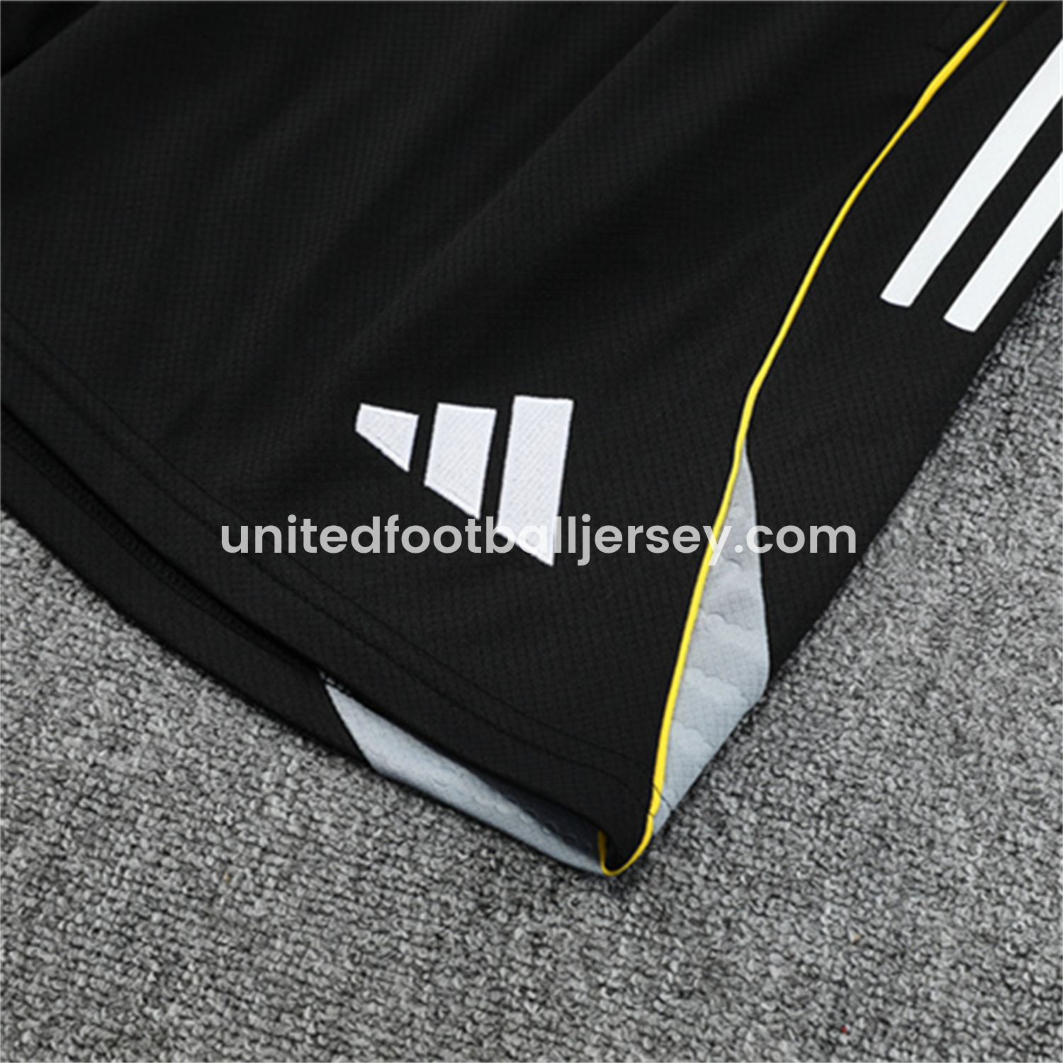 unitedfutballjersey-Real Madrid 25-26 Kids Short-Sleeve Training Set - Yellow Line Black Top and Black Shorts