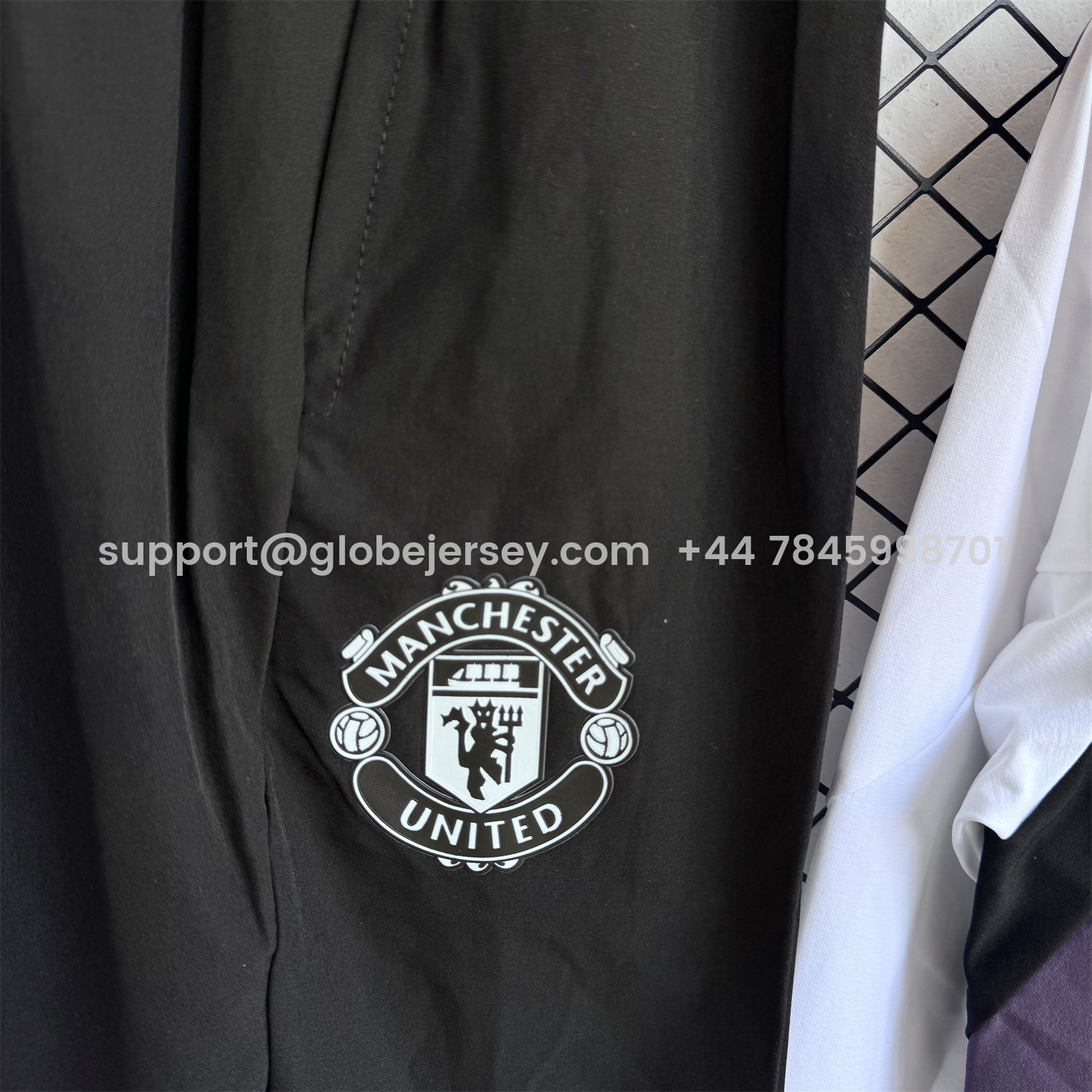 GlobeJersey-Manchester United 25-26 Windbreaker Training Set - White Top and Black Pants