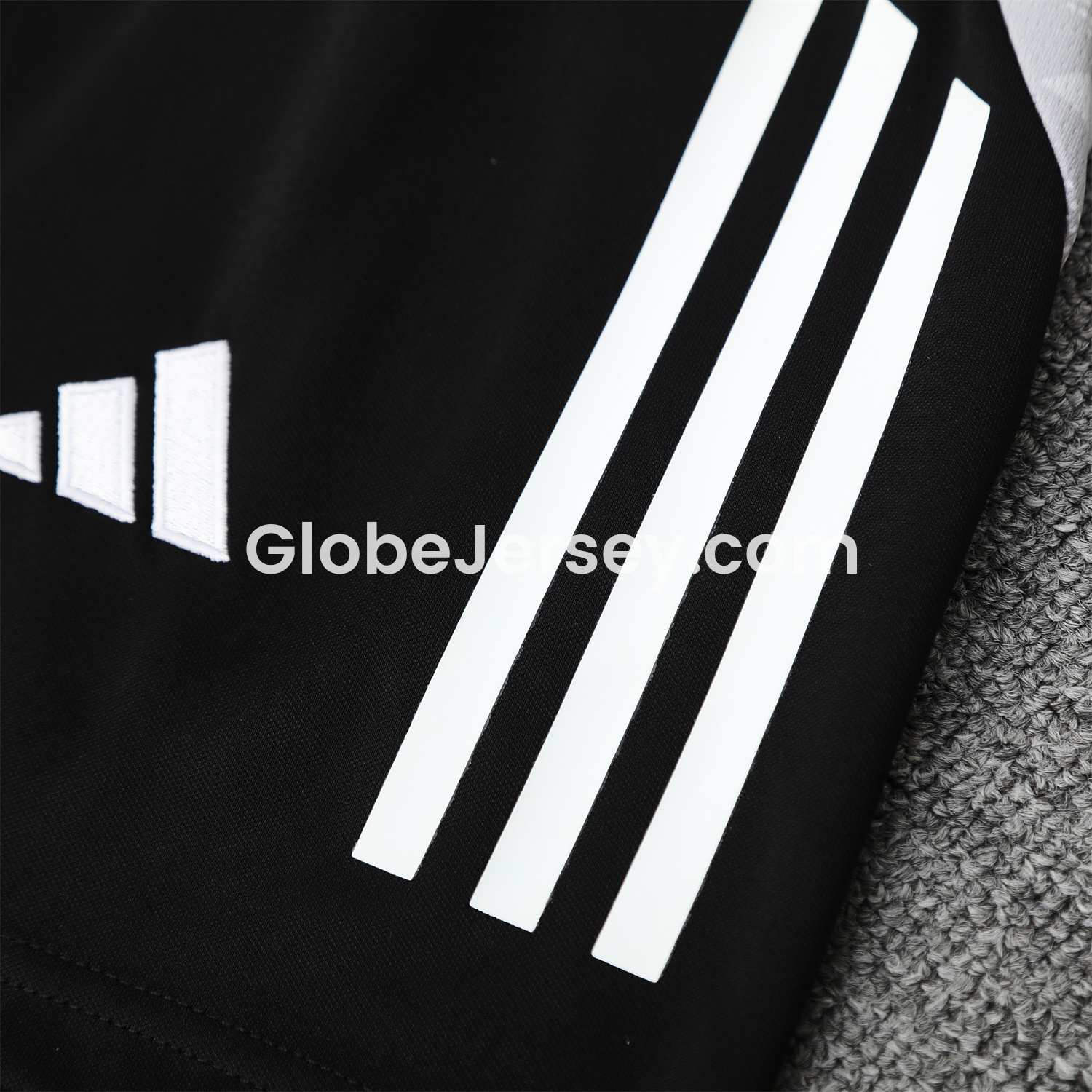 GlobeJersey-Real Madrid 25-26 Short-Sleeve Training Set - Pink-Black Dragon Top & Black-White Shorts