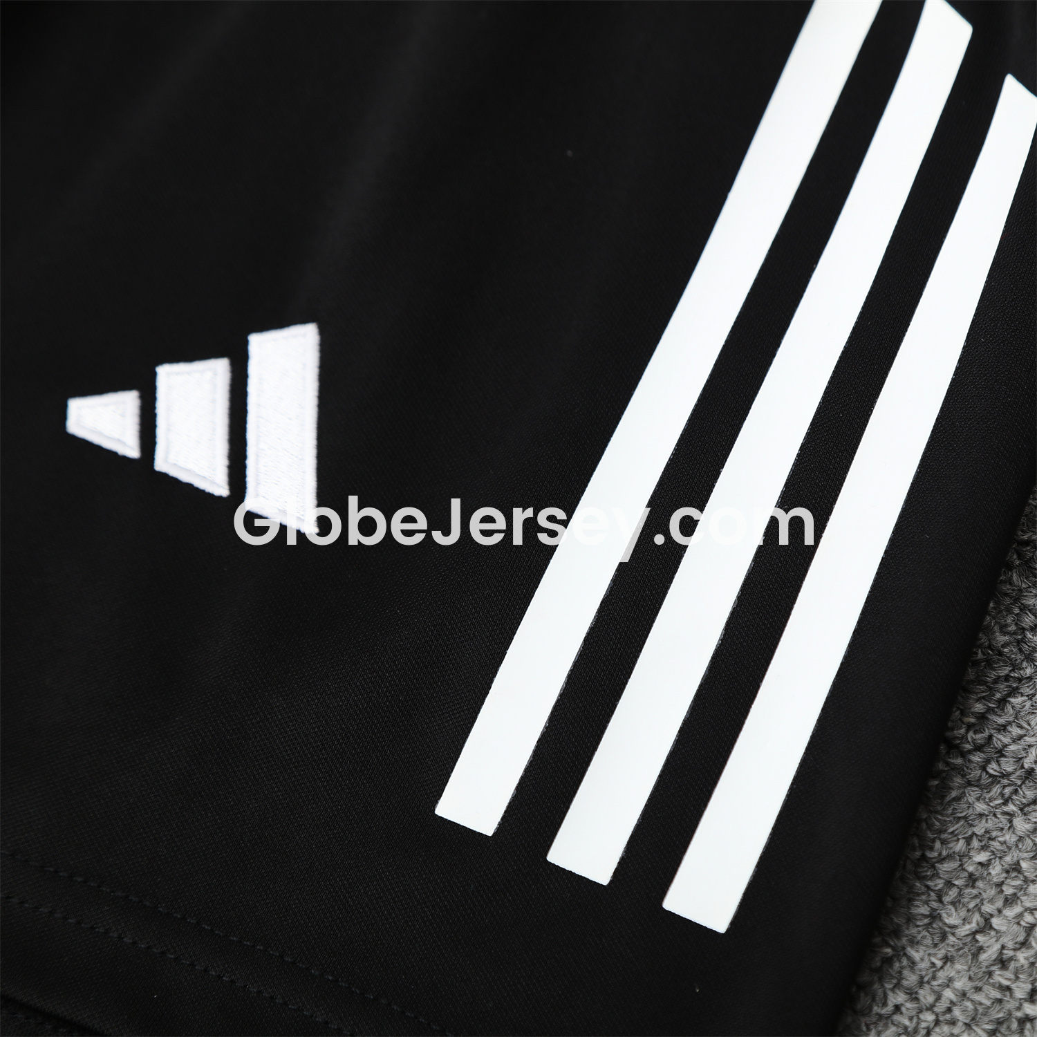 GlobeJersey-Real Madrid 25-26 Short-Sleeve Training Set - Blue Black Dragon Top & Black-White Shorts