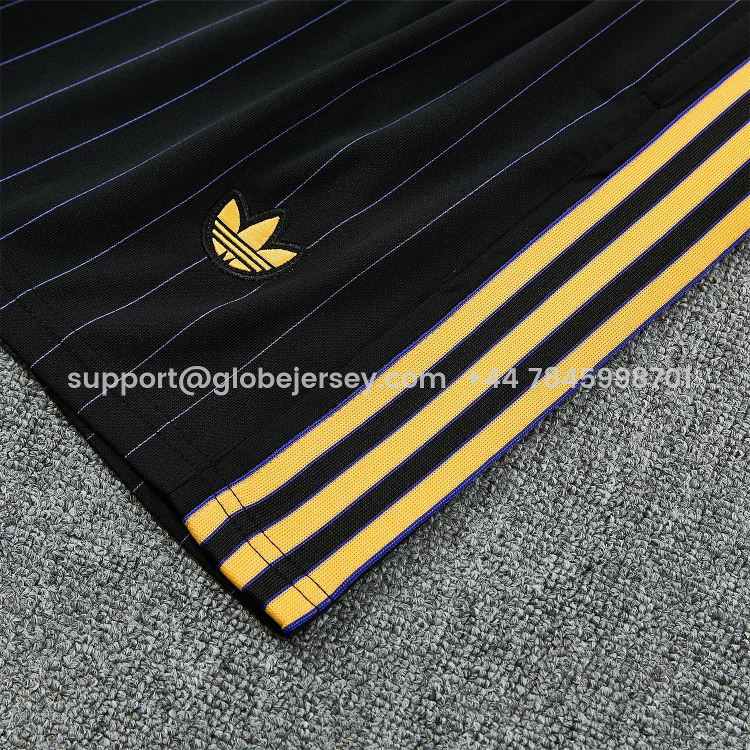 GlobeJersey-Manchester United 25-26 Retro Style Short-Sleeve Training Set - Black With Yellow Accents Top & Pants