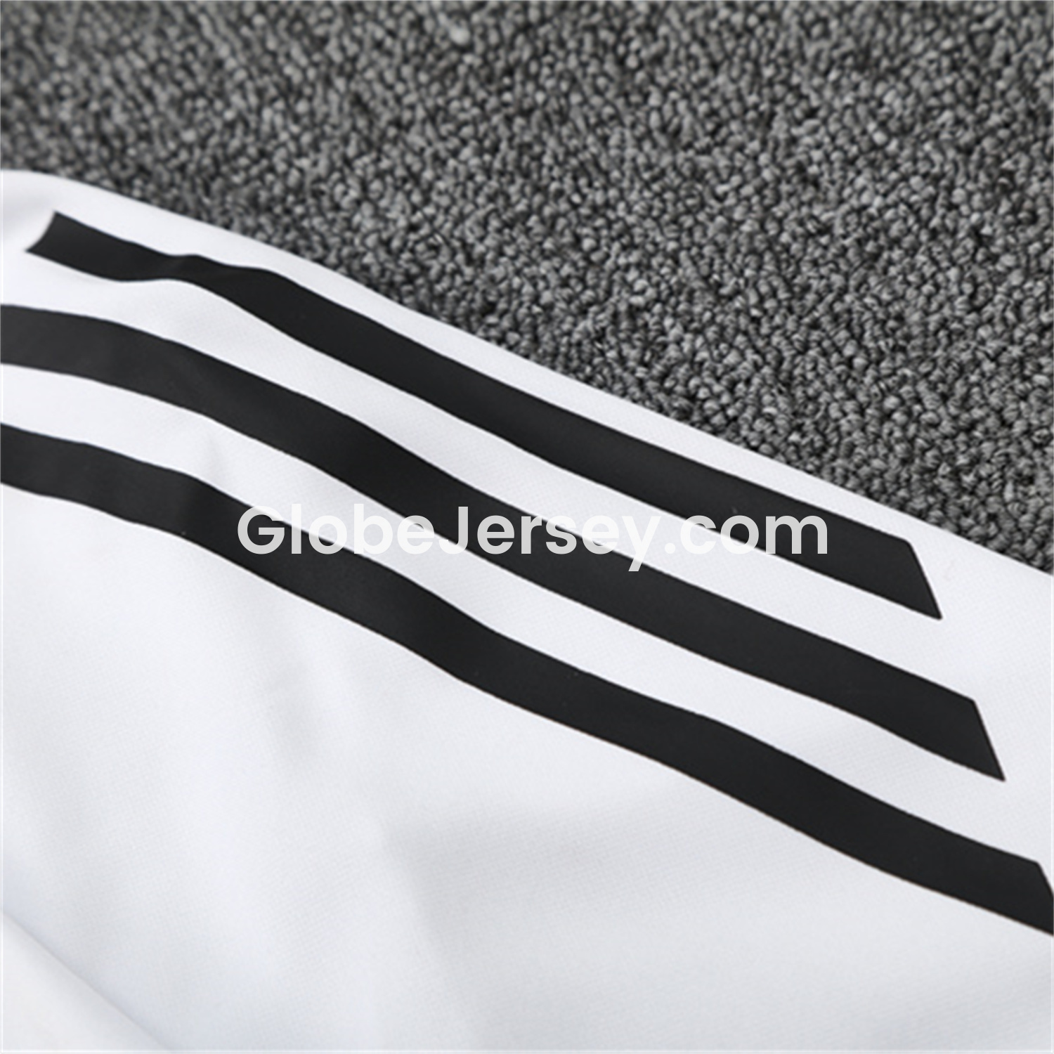 GlobeJersey-Manchester United 25-26 Kid Long Sleeves Training Set - White Top & Black Pants