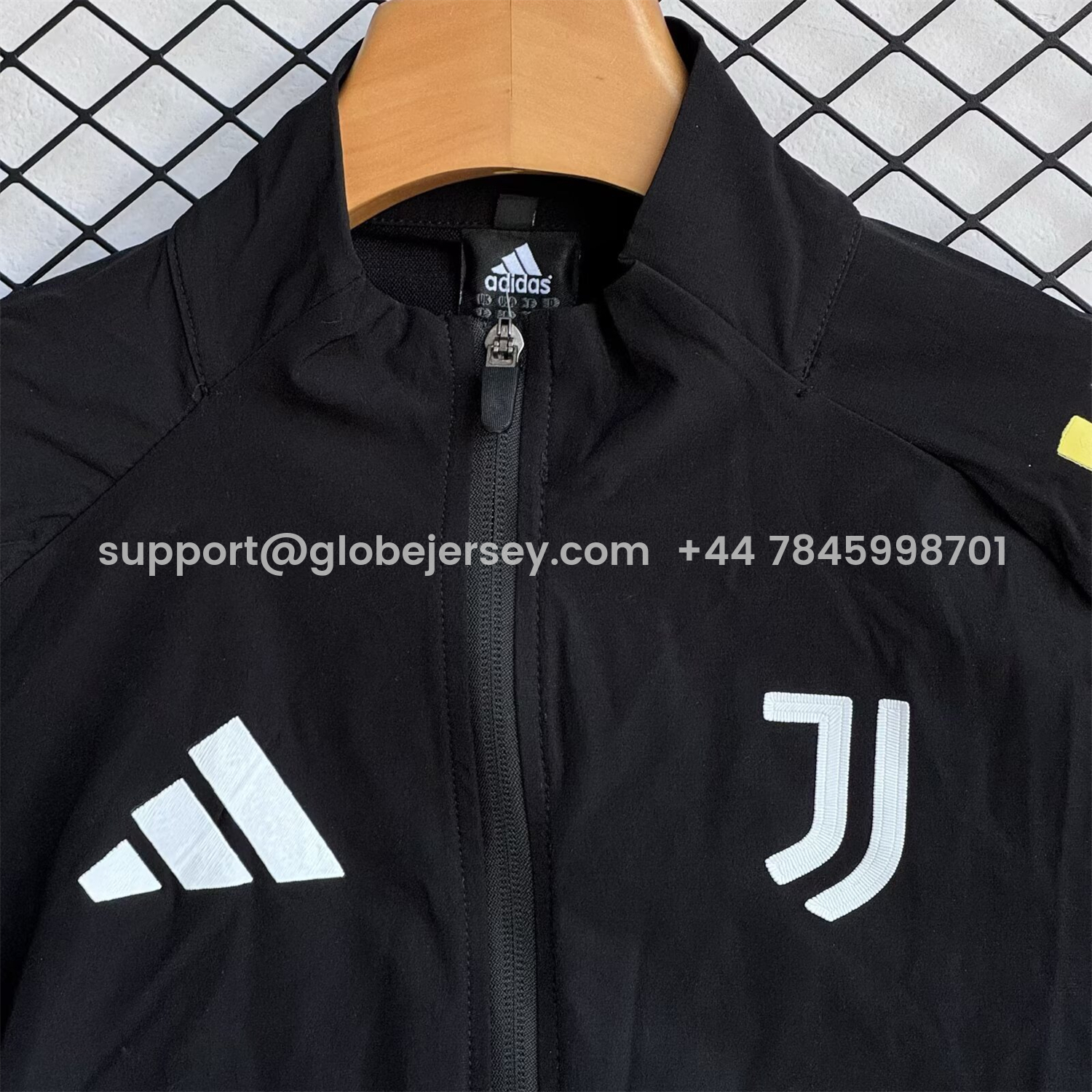 GlobeJersey-Juventus 25-26 Yellow Lines Windbreaker Training Set - Black Top and Pants
