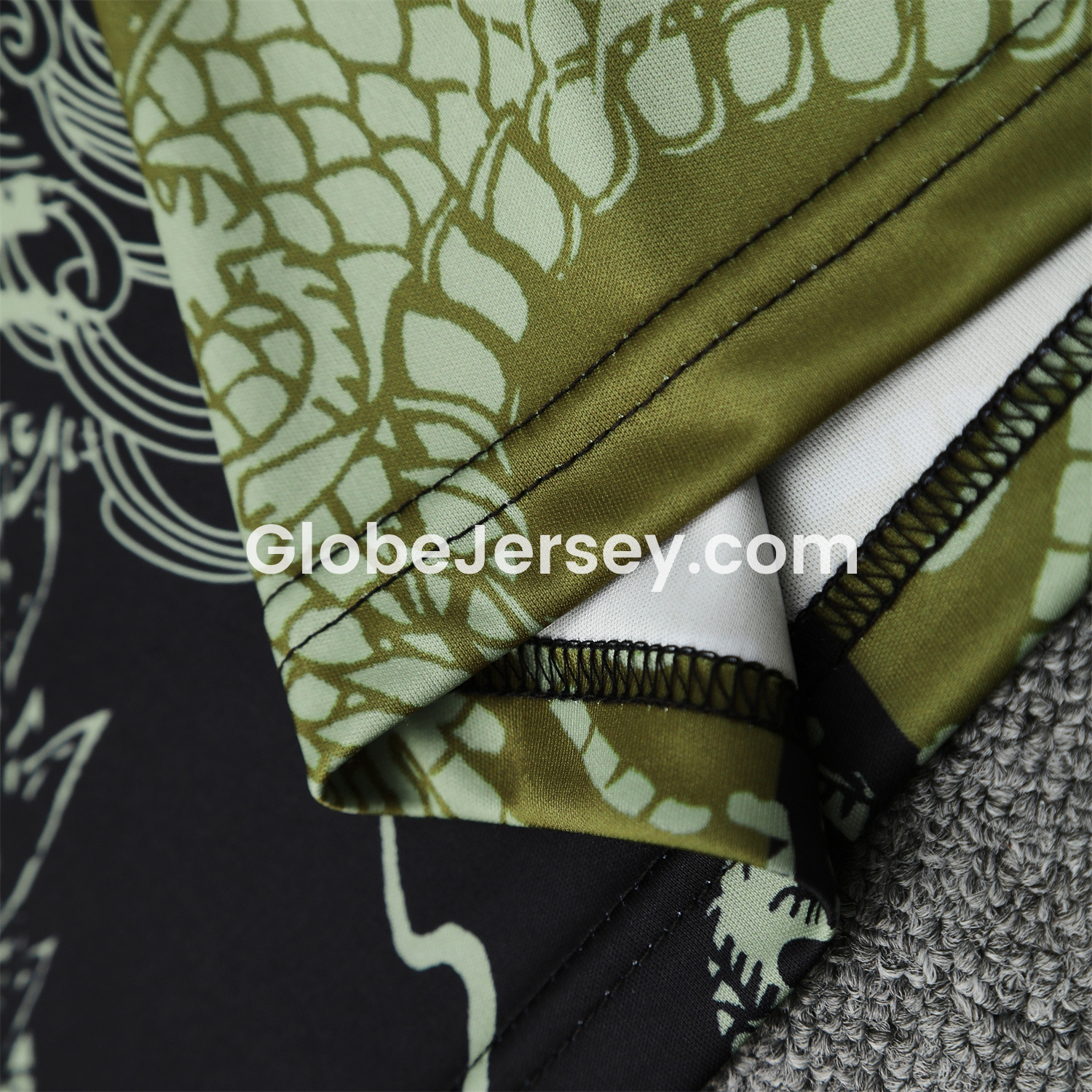 GlobeJersey-Real Madrid 25-26 Short-Sleeve Training Set - Green-Black Dragon Top & Black-White Shorts