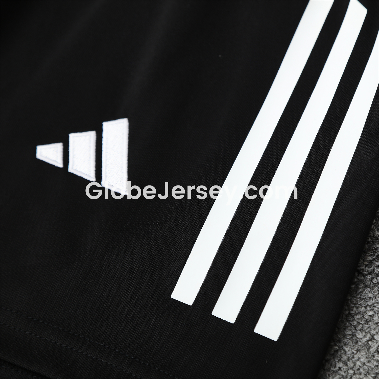 GlobeJersey-Real Madrid 25-26 Vest Training Set - Pink-Black Dragon Vest & Black-White Shorts