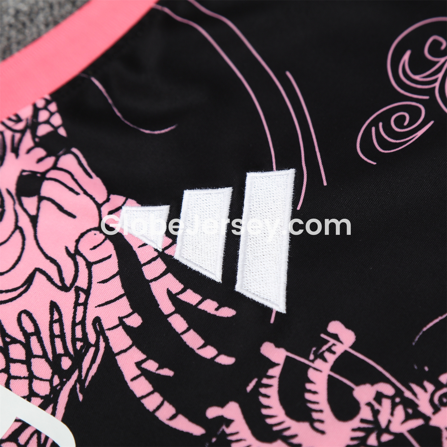 GlobeJersey-Real Madrid 25-26 Vest Training Set - Pink-Black Dragon Vest & Black-White Shorts