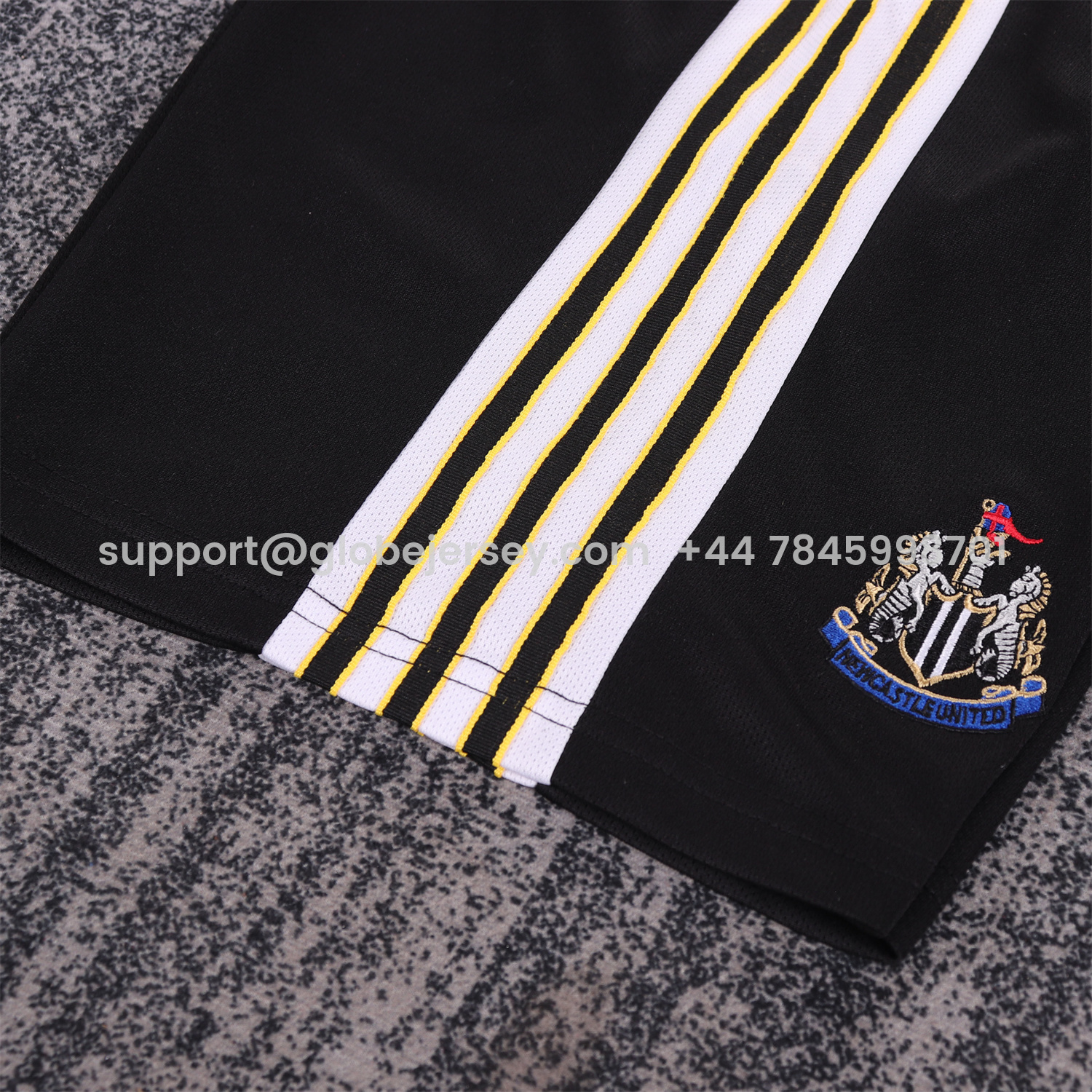 GlobeJersey-Retro Newcastle United 1997-99 Home Kids Kit