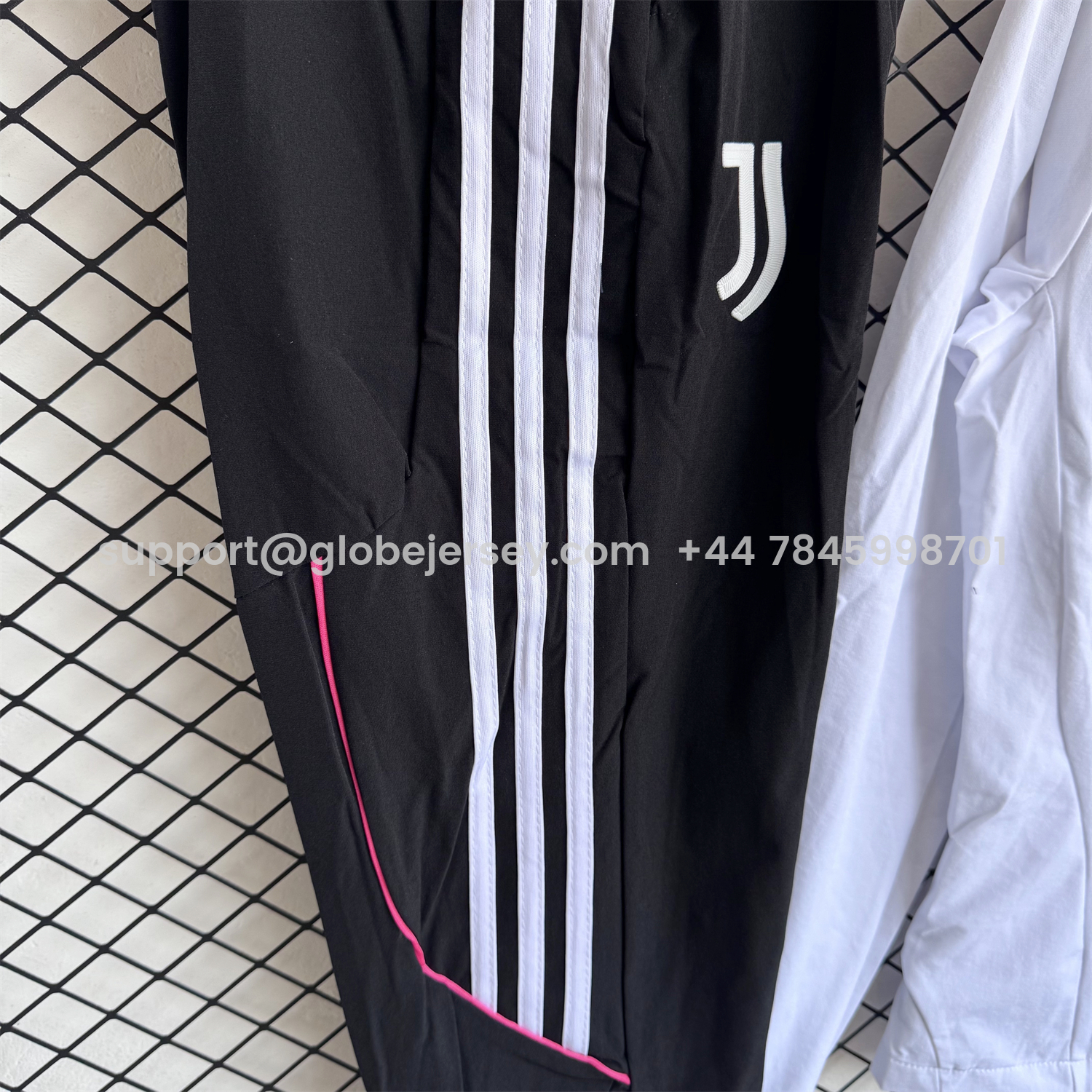 GlobeJersey-Juventus 25-26 Windbreaker Training Set - White Top and Black Pants