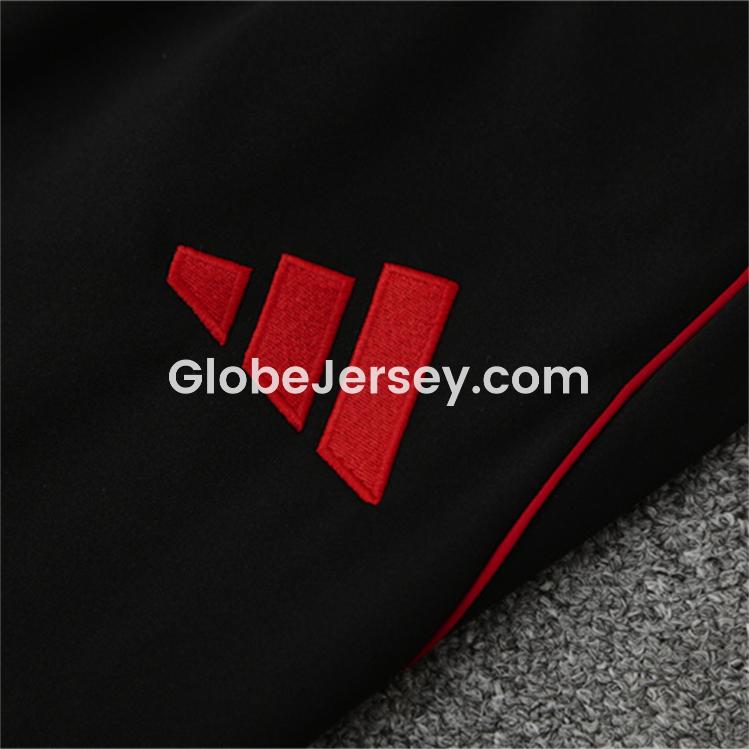 GlobeJersey-Manchester United 25-26 Kid Long Sleeves Training Set - White Top & Black Pants