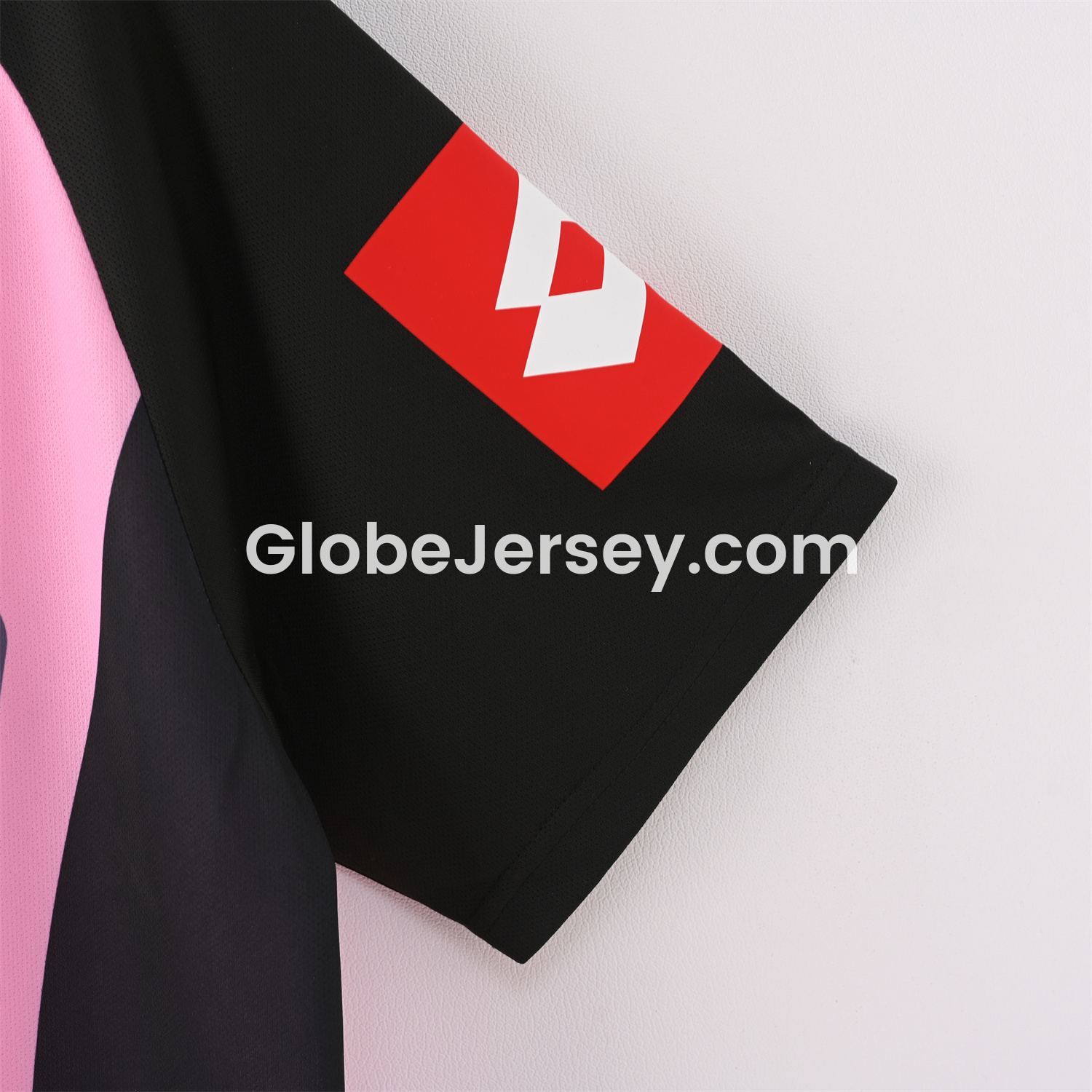 GlobeJersey-Retro Juventus 2002-03 Pink Goalkeeper Jersey
