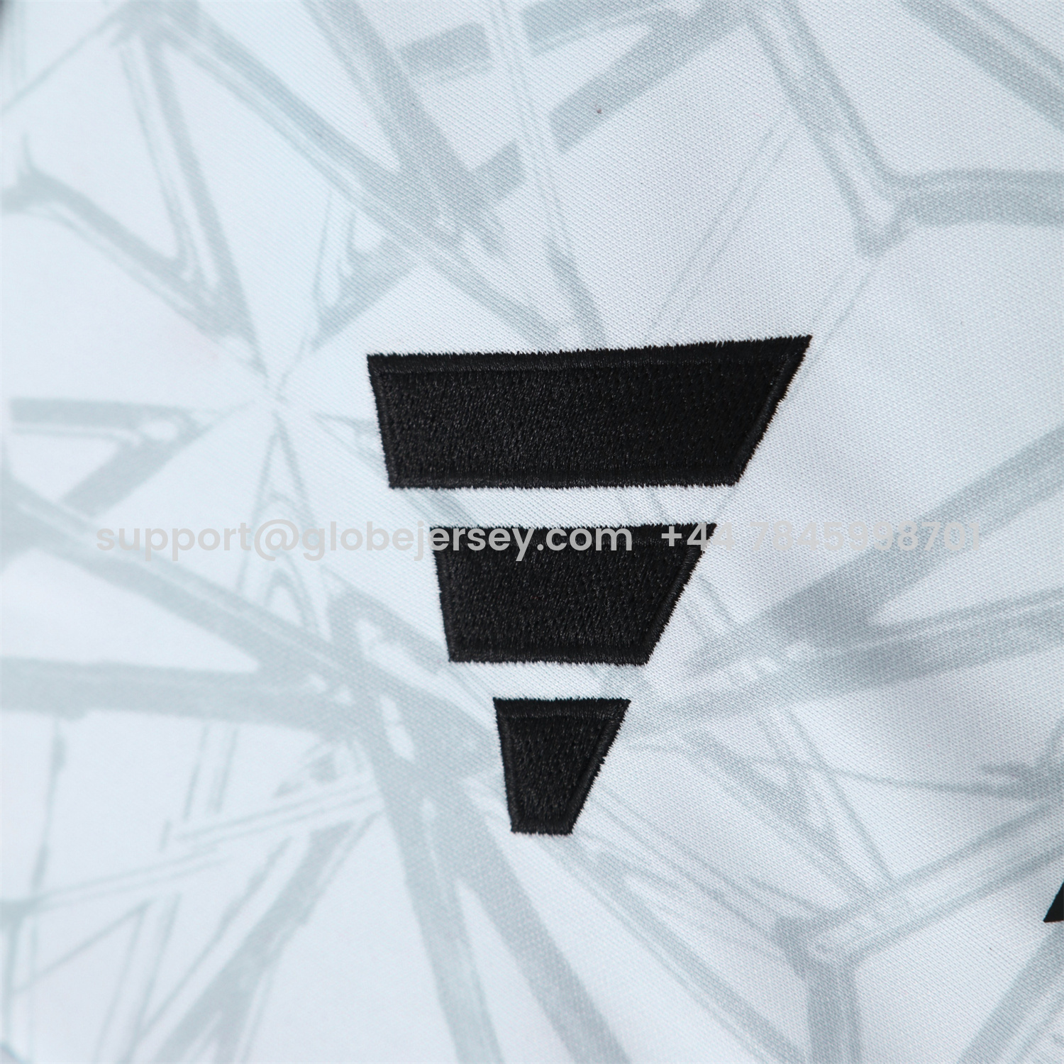 GlobeJersey-Real Madrid 25-26 Traning Hoodie Set - Triangular Spots White Hoodie With Black Pants