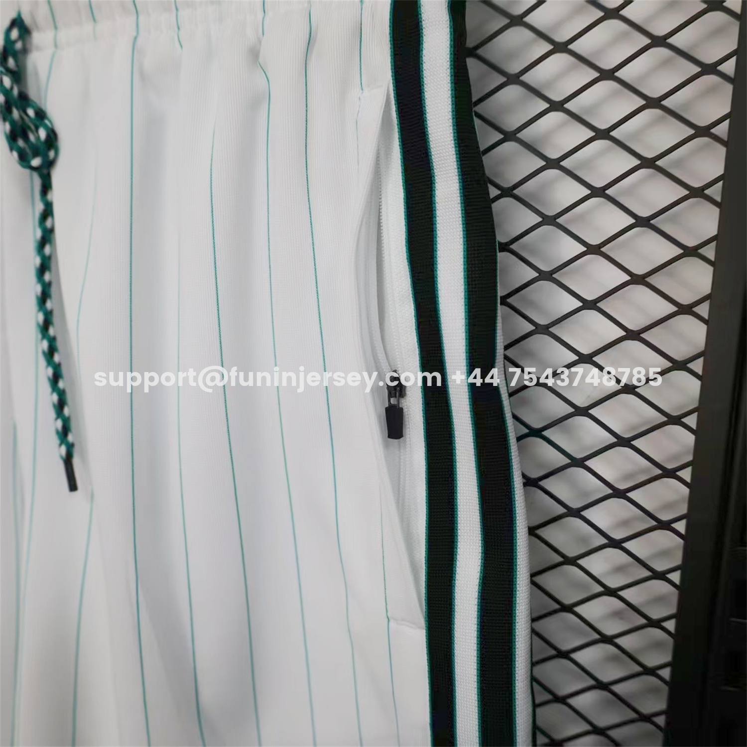 Funinjersey-Liver.pool 25-26 Trefoil White Travel Shorts - Player Version