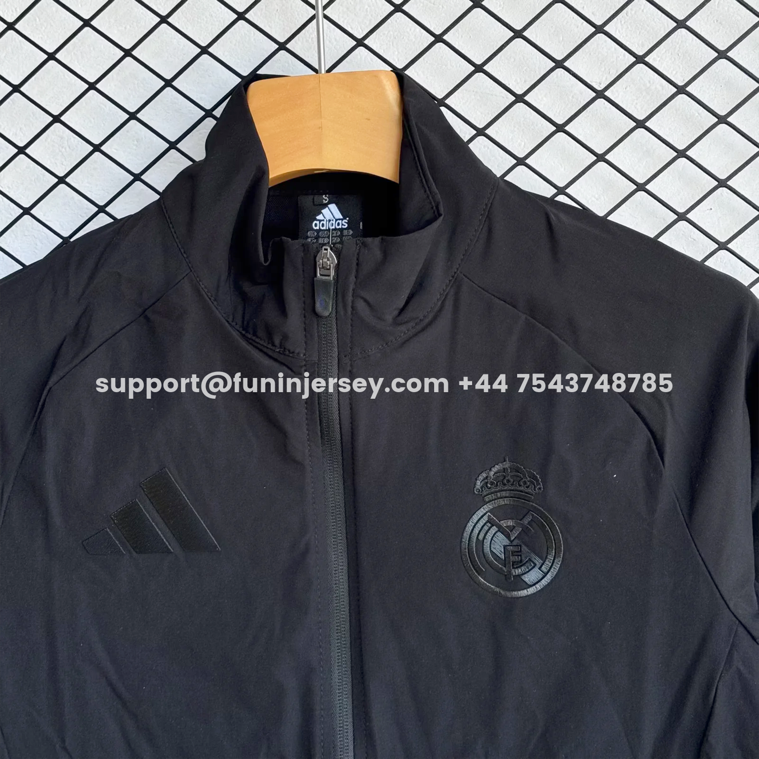 Funinjersey-Real Madrid 25-26 Black Logo Windbreaker Training Set - Black Top and Pants
