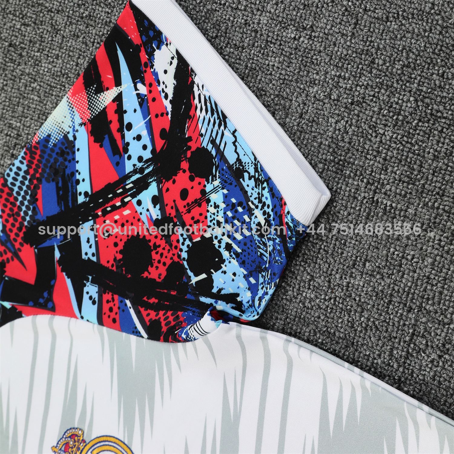 Unitedfootballkit.com | Real Madrid 25-26 Short-Sleeve Training Set - Grey Arrow Pattern Top & Black Shorts -Customize Name, Number and Patch | Worldwide Shipping