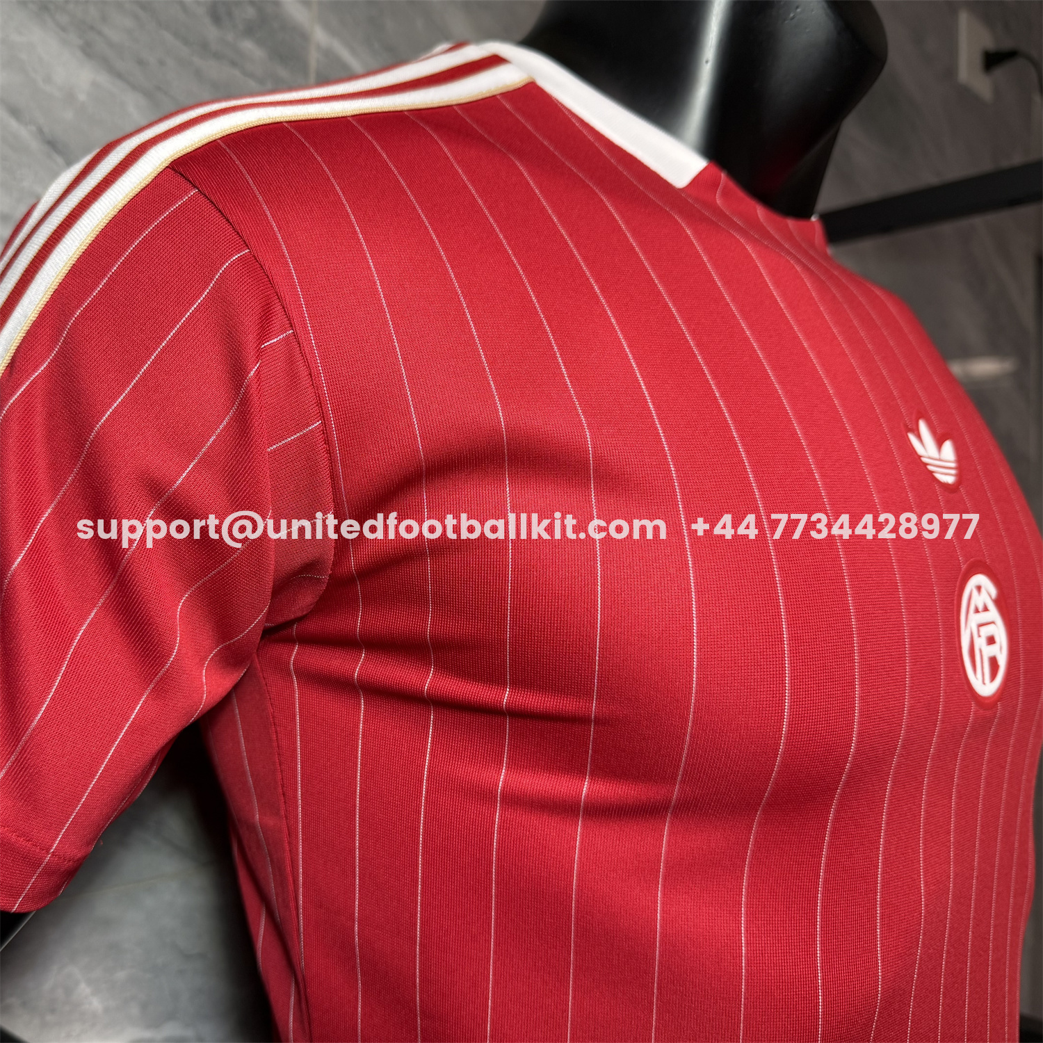 Unitedfootballkit.com | Bayern Munich 25-26 Trefoil Red And White Travel Jersey - Player Version -Customize Name, Number and Patch | Worldwide Shipping