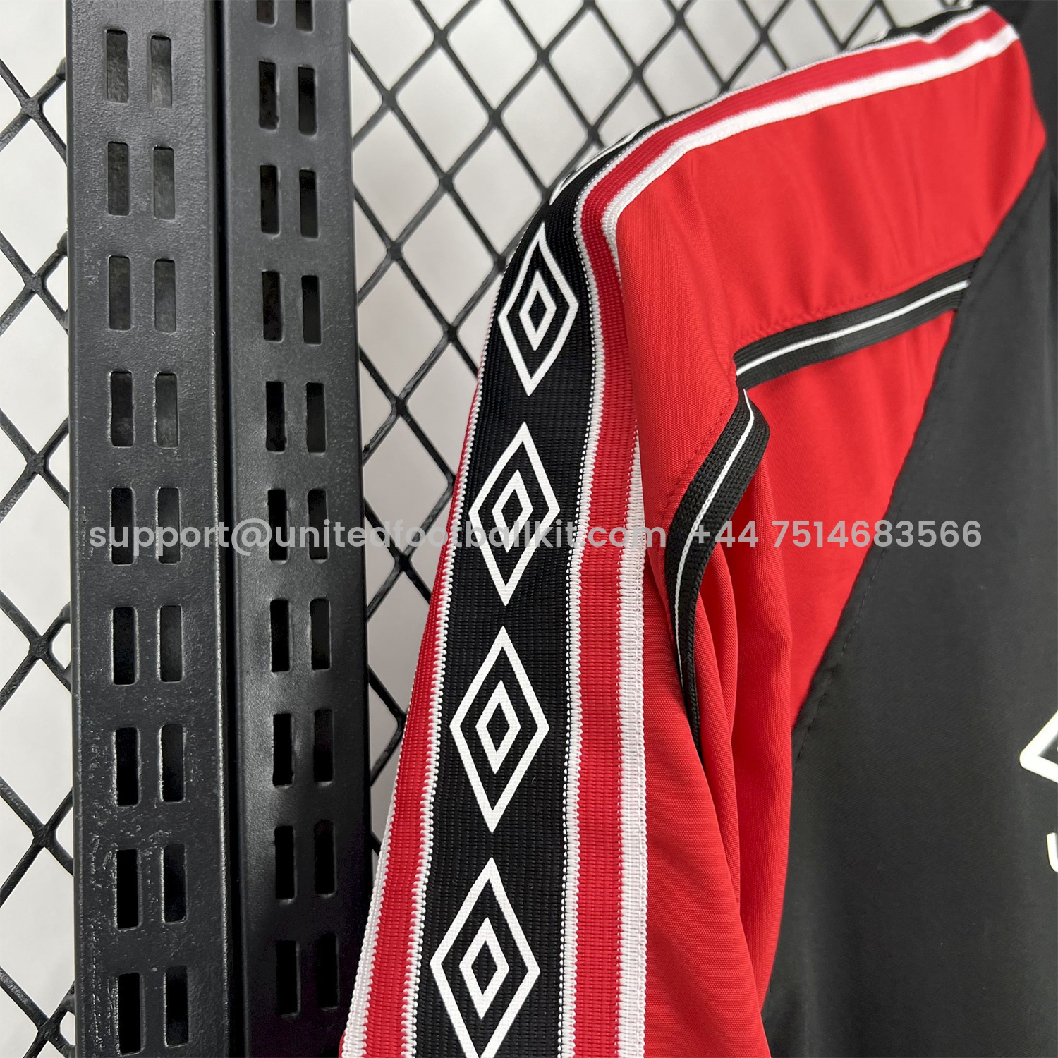 Unitedfootballkit.com | Retro Manchester United 1998-99 Throwback Windbreaker Jacket - Black and Red -Customize Name, Number and Patch | Worldwide Shipping