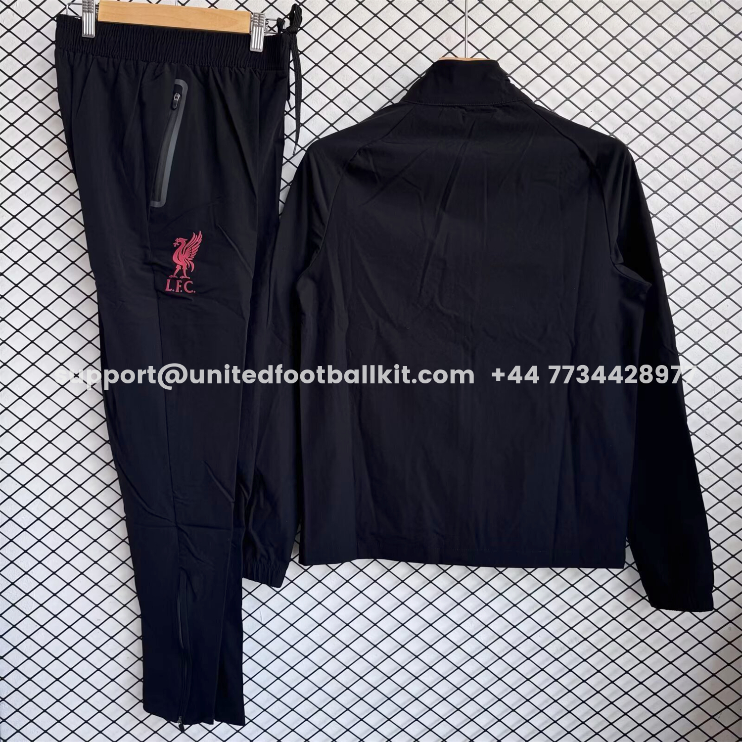 Unitedfootballkit.com | Liver.pool 25-26 Red Logo Windbreaker Training Set - Black Top and Pants -Customize Name, Number and Patch | Worldwide Shipping