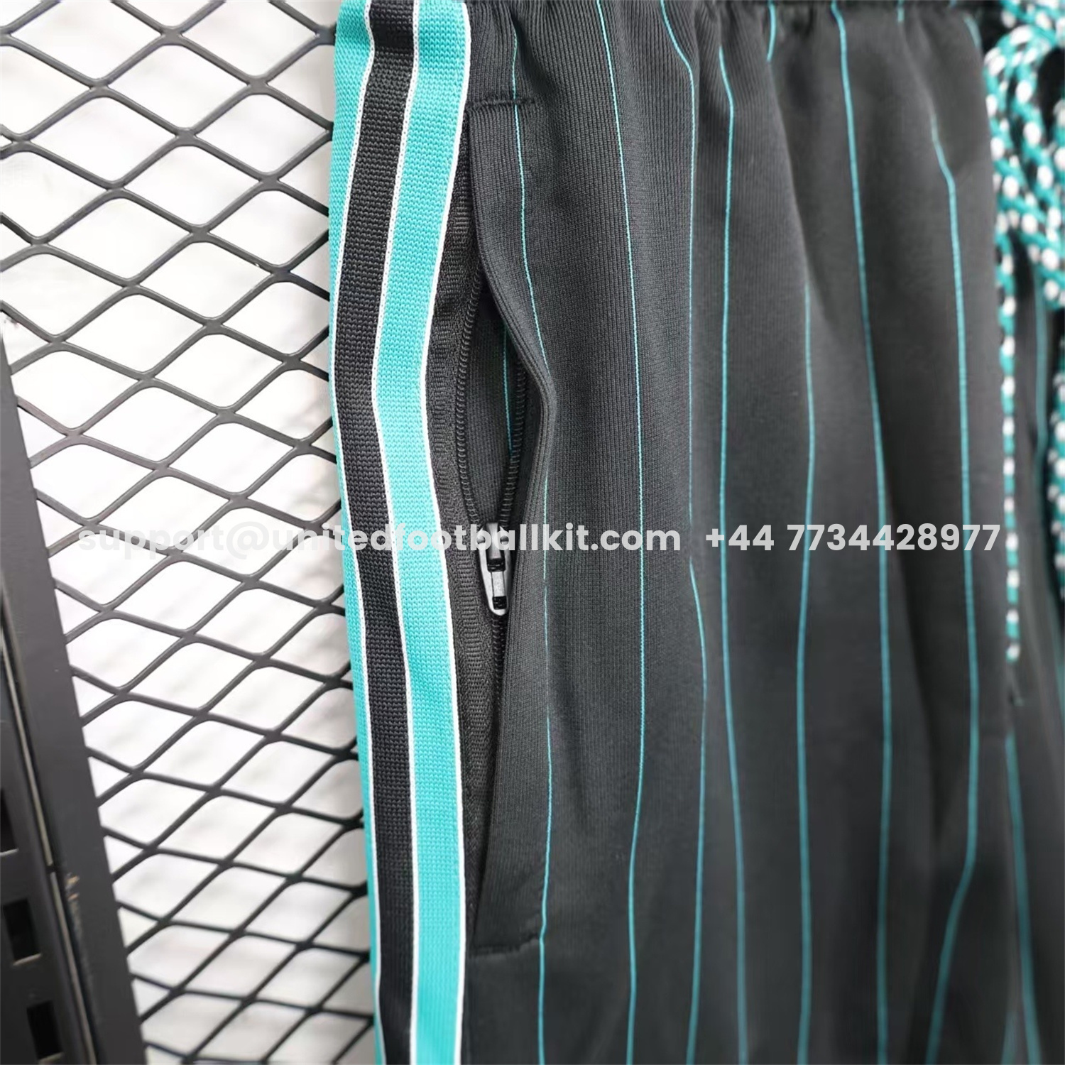 Unitedfootballkit.com | Liver.pool 25-26 Trefoil Black Travel Shorts - Player Version -Customize Name, Number and Patch | Worldwide Shipping