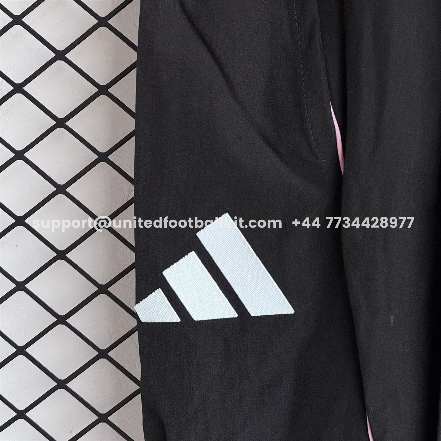 Unitedfootballkit.com | Juventus 25-26 Yellow Lines Windbreaker Training Set - Black Top and Pants -Customize Name, Number and Patch | Worldwide Shipping