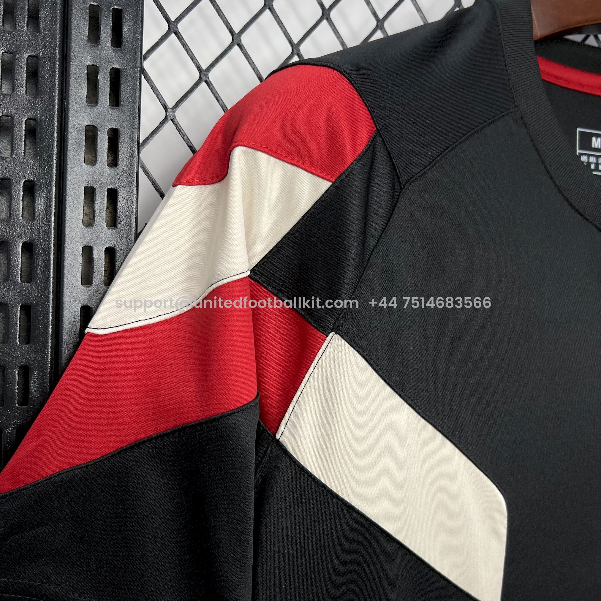 Unitedfootballkit.com | Manchester United 24-25 Retro Originals Black T-Shirt -Customize Name, Number and Patch | Worldwide Shipping