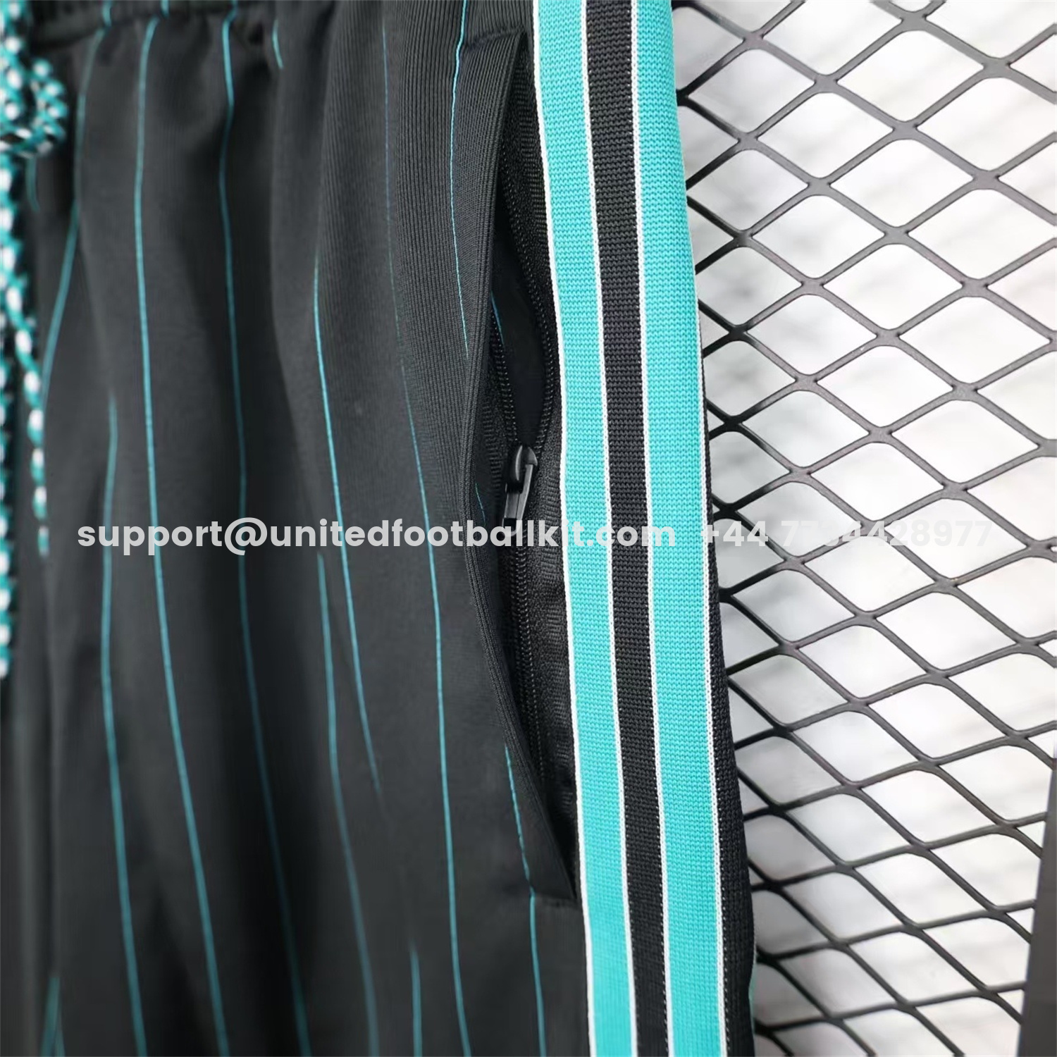 Unitedfootballkit.com | Liver.pool 25-26 Trefoil Black Travel Shorts - Player Version -Customize Name, Number and Patch | Worldwide Shipping