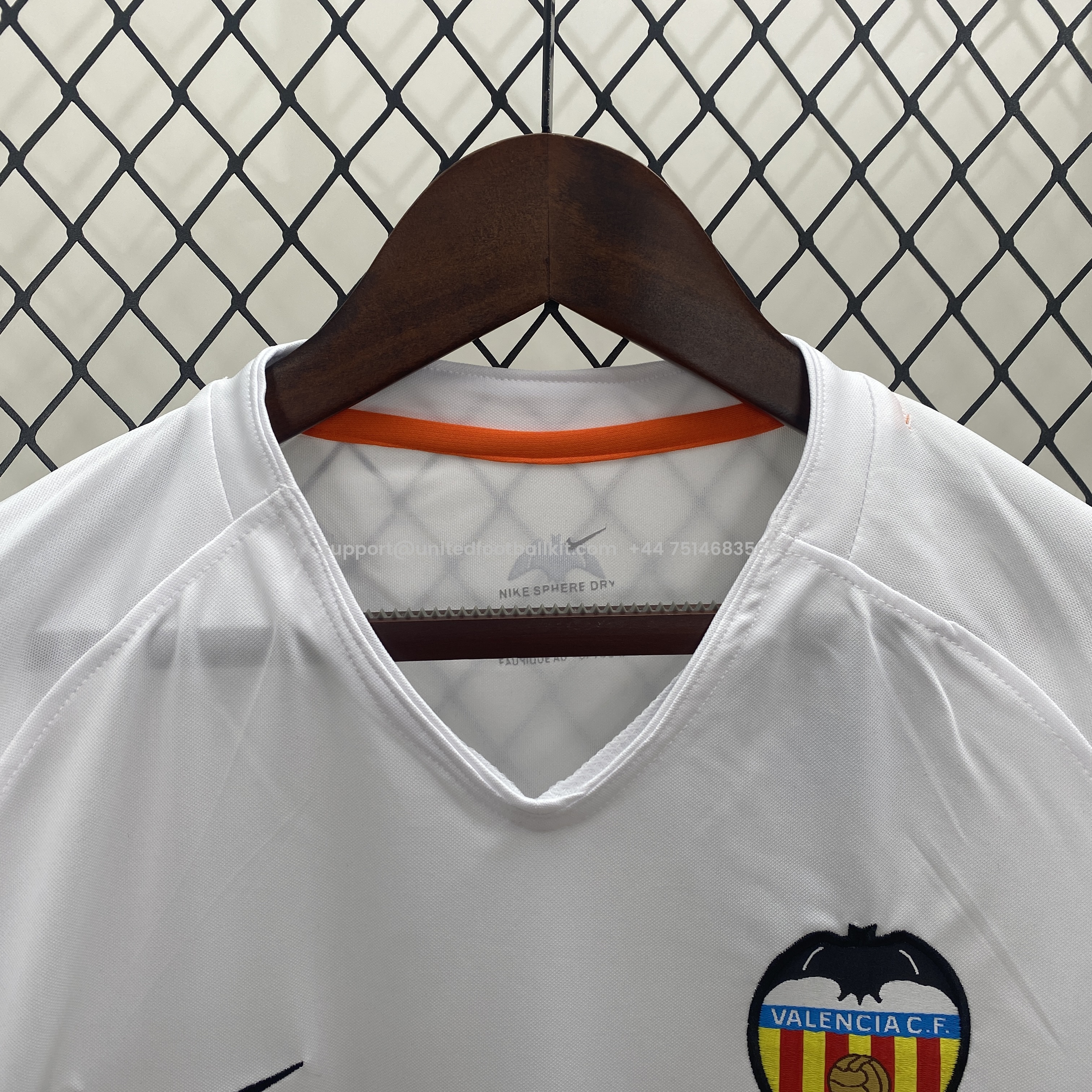 Unitedfootballkit.com | Retro Valencia 2006-07 Home Jersey -Customize Name, Number and Patch | Worldwide Shipping