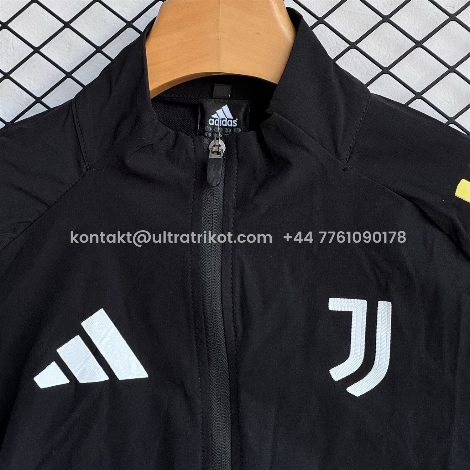UltraTrikot-Juventus 25-26 Yellow Lines Windbreaker Training Set - Black Top and Pants