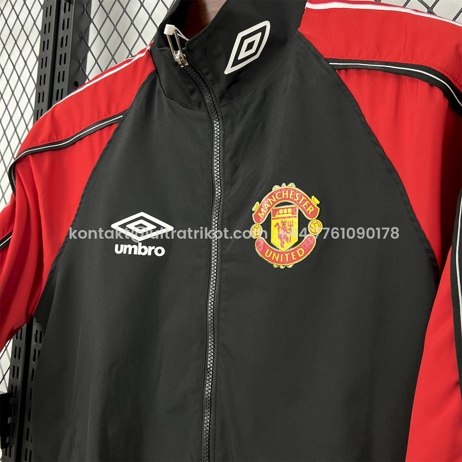 UltraTrikot-Retro Manchester United 1998-99 Throwback Windbreaker Jacket - Black and Red