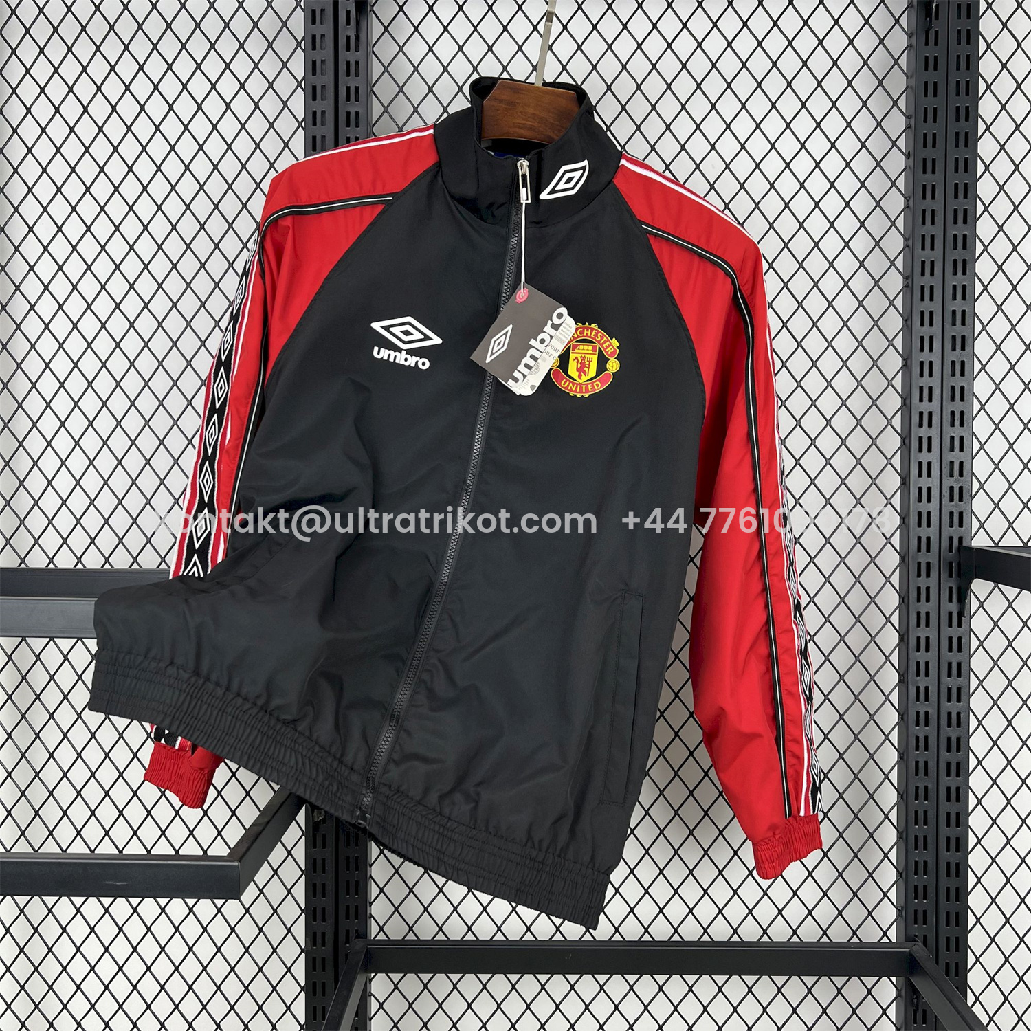 UltraTrikot-Retro Manchester United 1998-99 Throwback Windbreaker Jacket - Black and Red