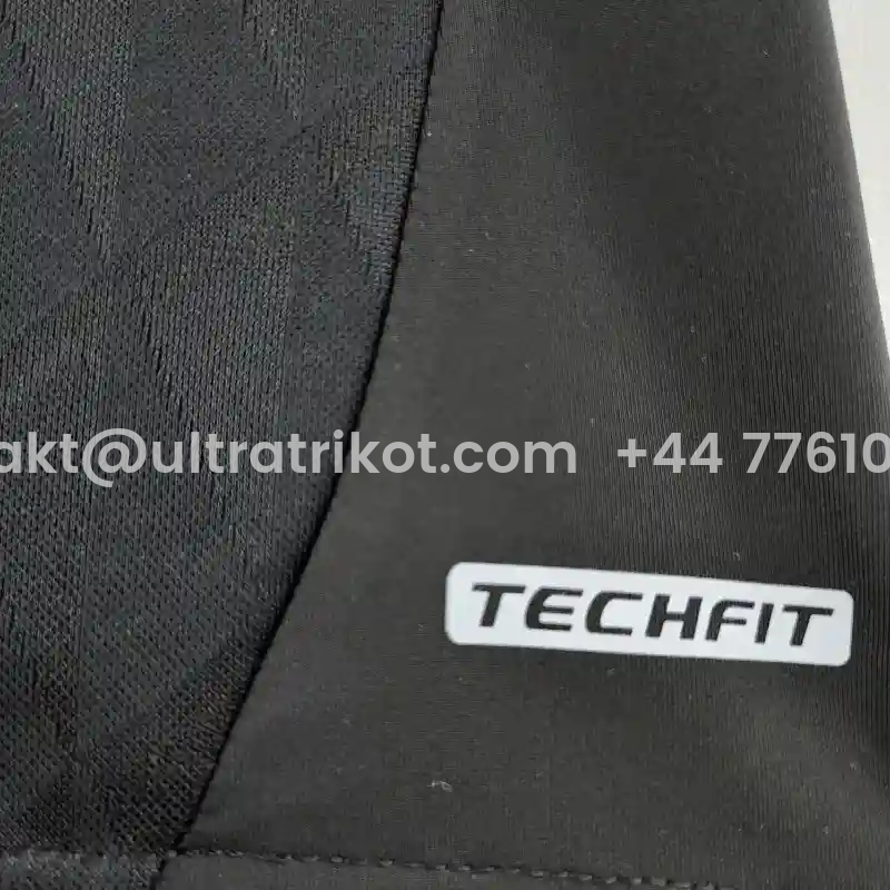 UltraTrikot-Retro Liver.pool 2010-11 Third Jersey