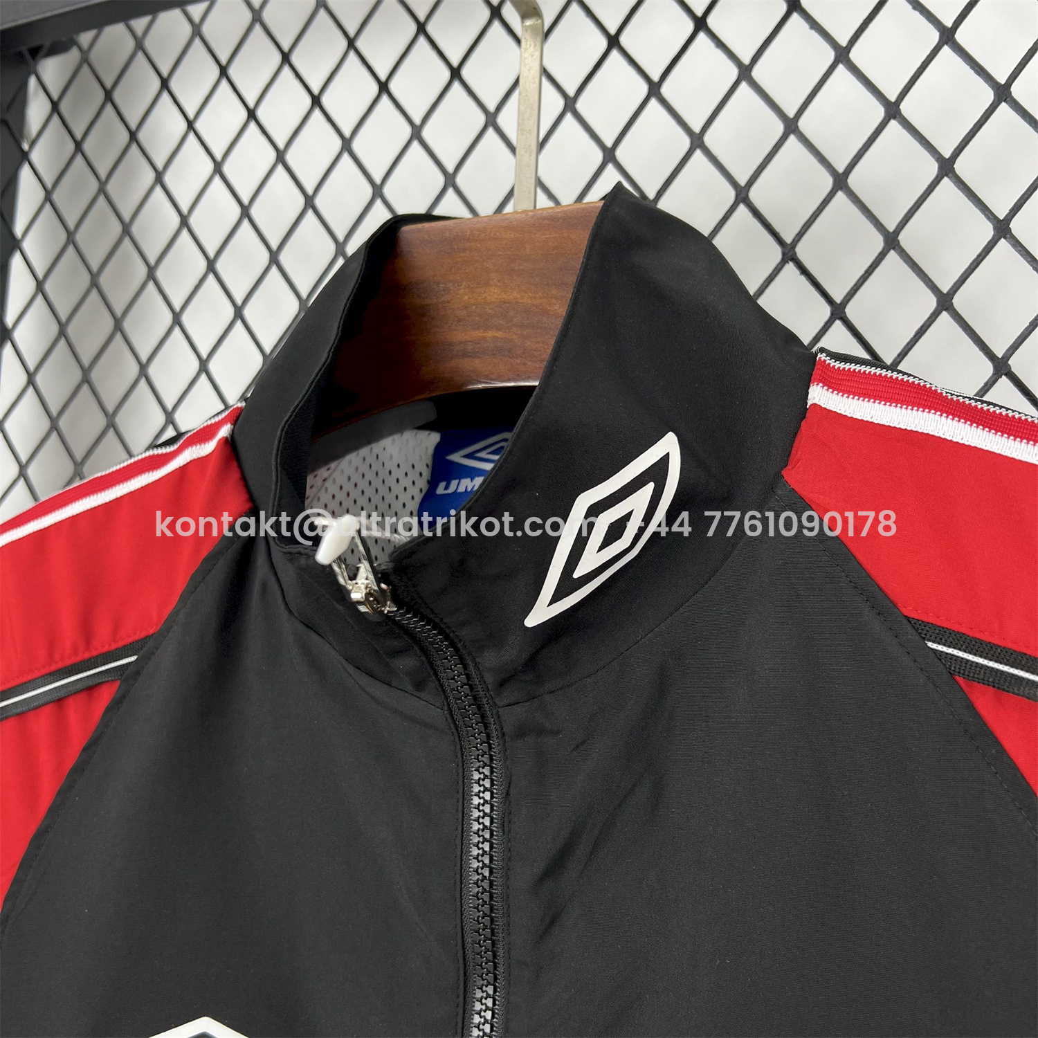 UltraTrikot-Retro Manchester United 1998-99 Throwback Windbreaker Jacket - Black and Red