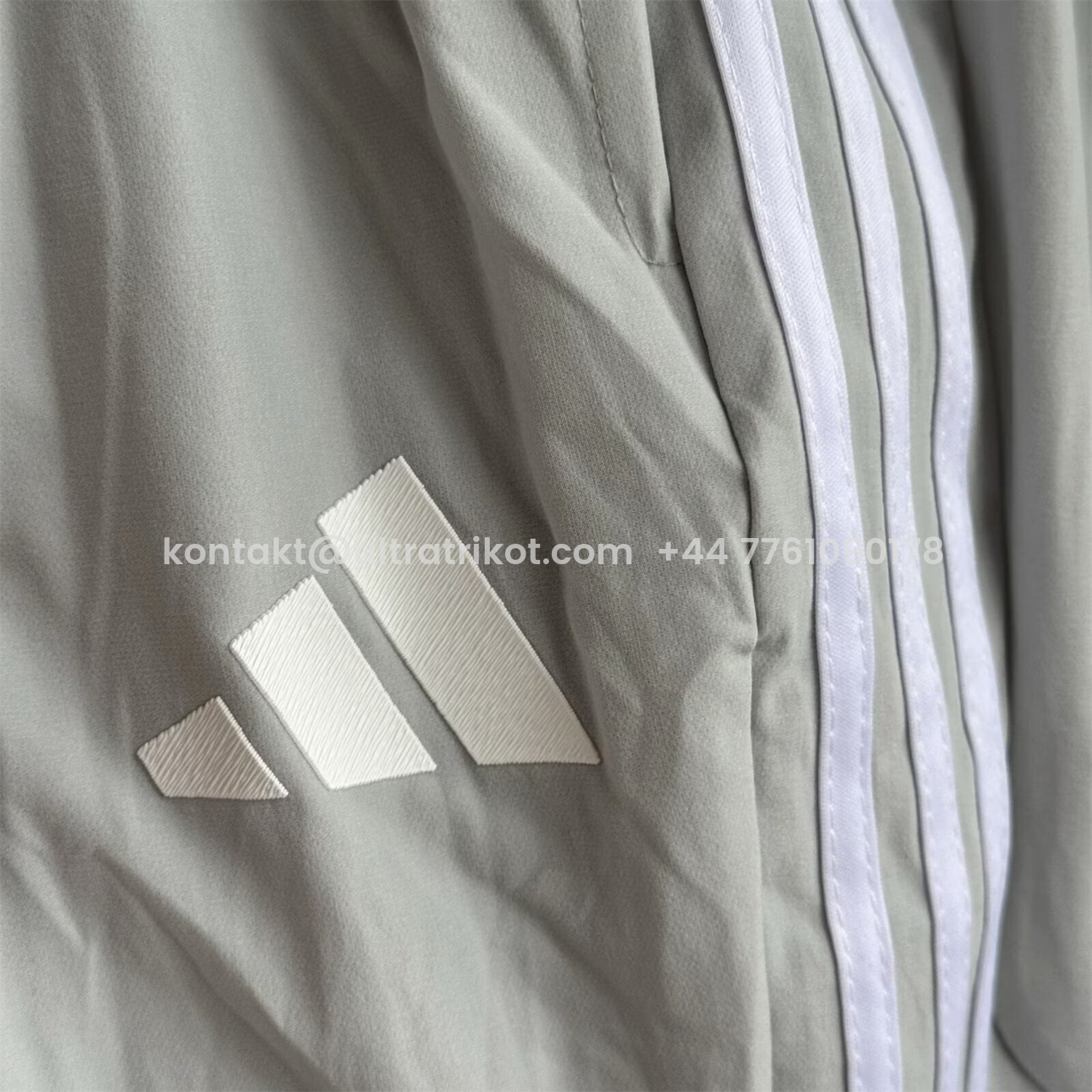 UltraTrikot-Bayern Munich 25-26 Red Lines Windbreaker Training Set - White Top and Pants