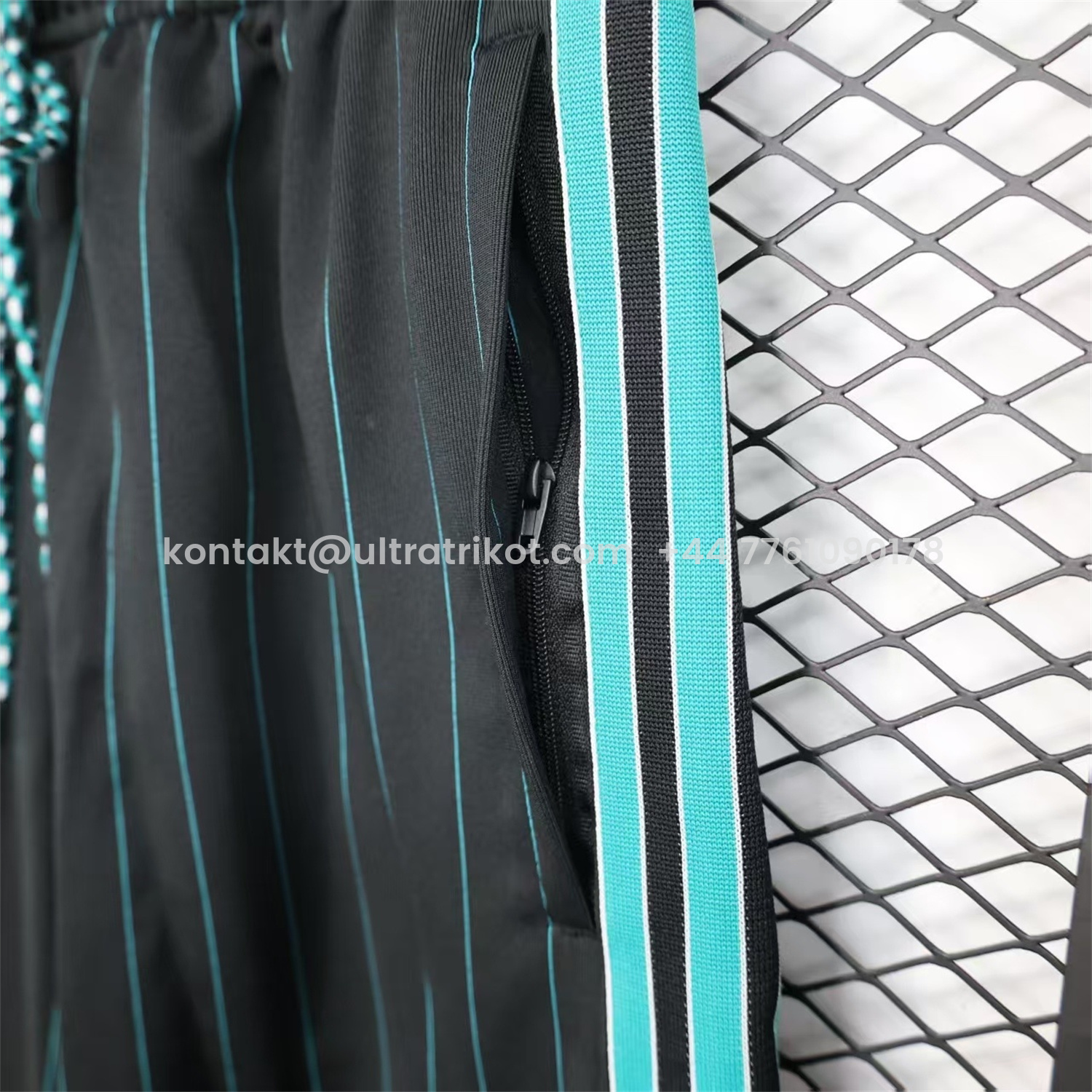 UltraTrikot-Liver.pool 25-26 Trefoil Black Travel Shorts - Player Version